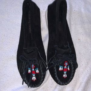 Minnetonka moccasins Ziigwan Waabigwan Hardsole Moc black suede thunderbird bead